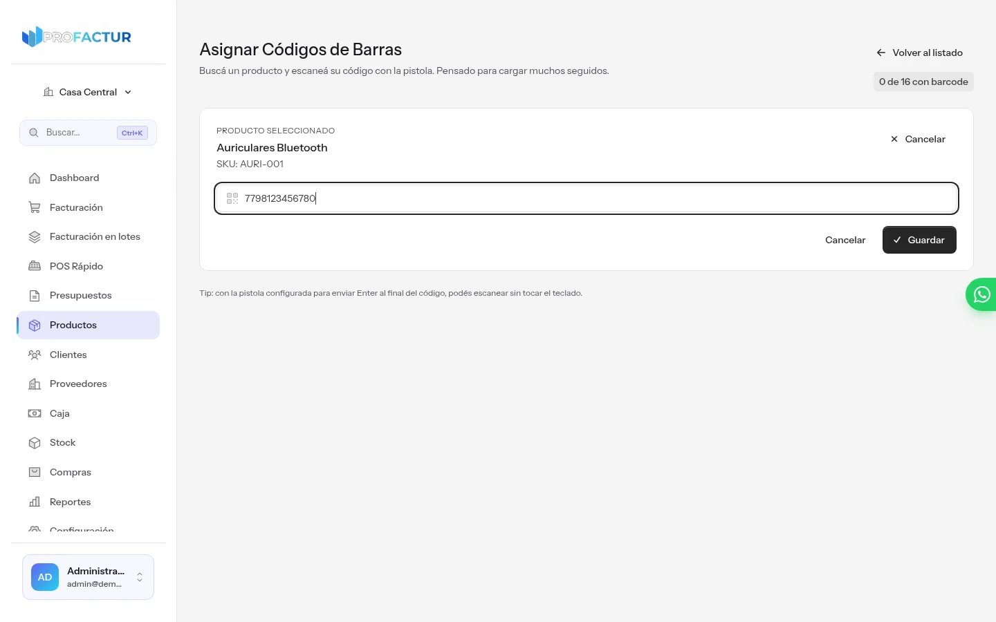 Pantalla de asignación de códigos de barras de ProFactur con un producto seleccionado, el campo de código enfocado con un código escaneado, el contador de progreso del catálogo y el consejo de configurar la pistola con Enter